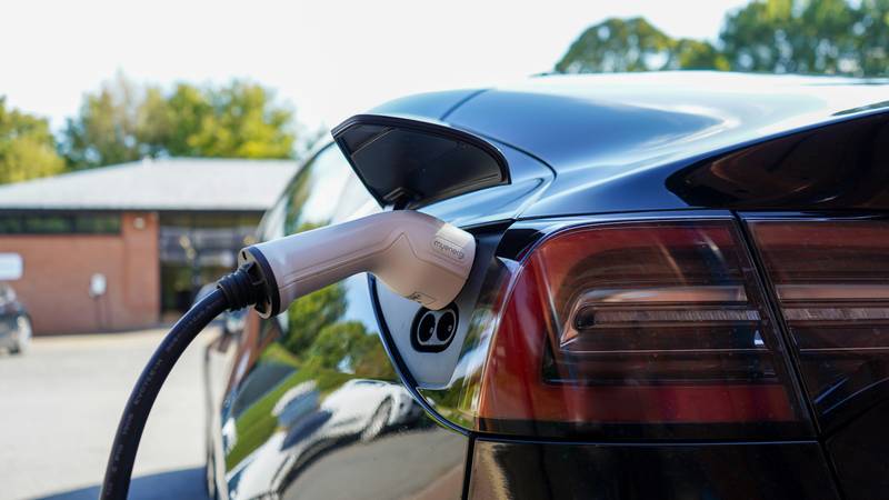 Voiture électrique en charge