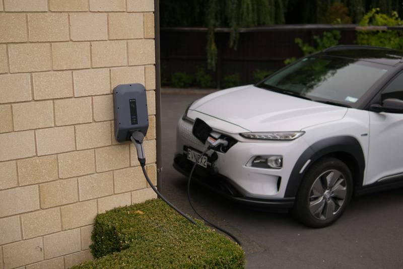 Voiture électrique en charge