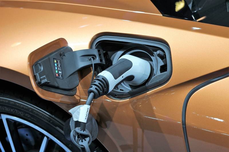 Gros plan voiture électrique en charge